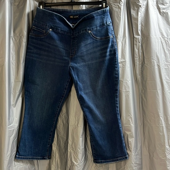 Lee Pants - Lee slim fit sculpting mid rise size 14  Cotton blend capris